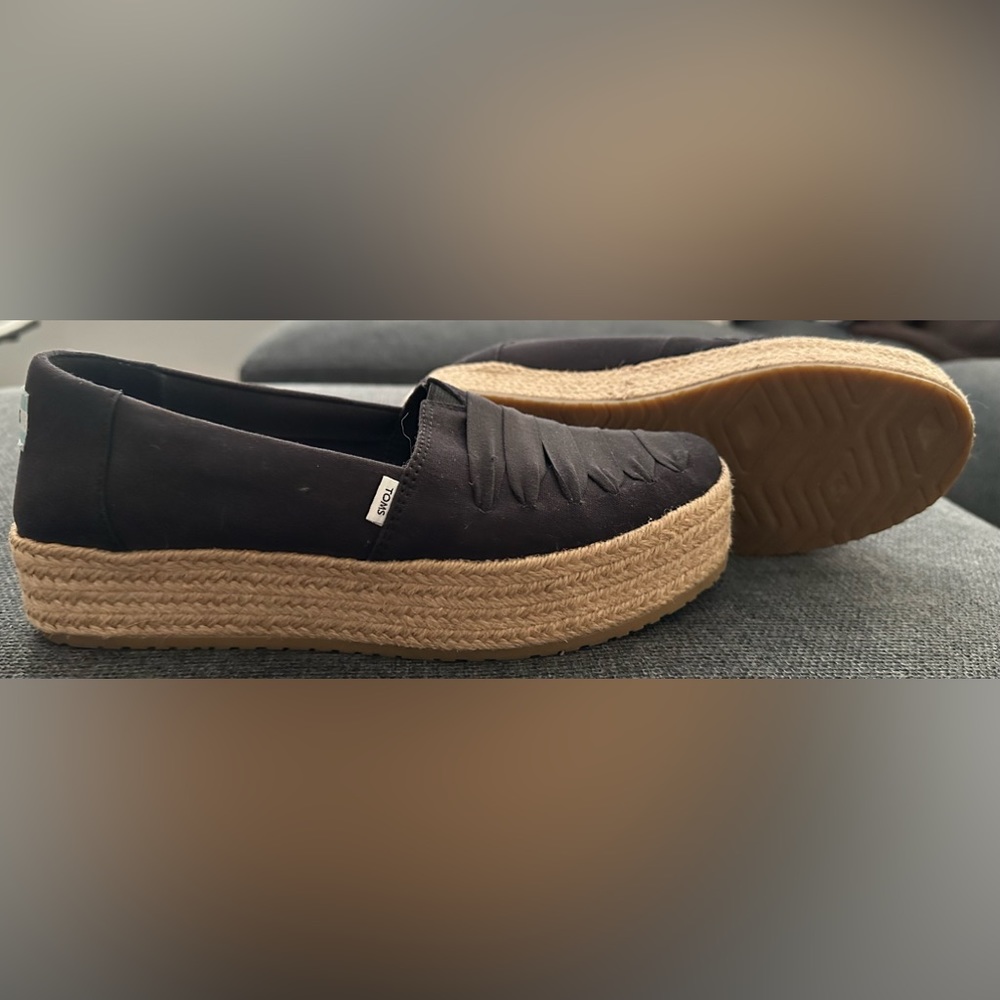 Toms platform espadrilles size 8.5 in EUC